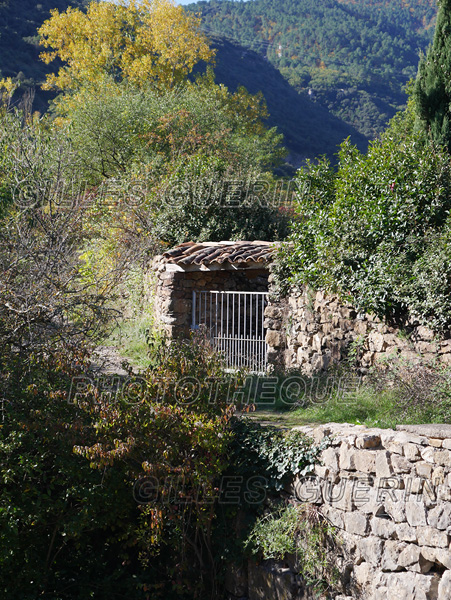 Sud du Parc Régional des Monts d'Ardèche - Cévennes 2021<BR><BR>Mystérieuse grille d'entrée sur le GR de pays « Le Cévenol »