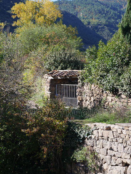 Sud du Parc Rgional des Monts d'Ardche - Cvennes 2021<BR><BR>Mystrieuse grille d'entre sur le GR de pays  Le Cvenol 