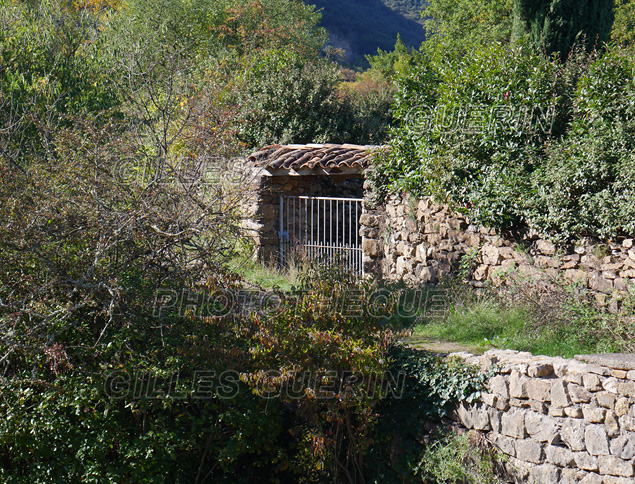 Sud du Parc Rgional des Monts d'Ardche - Cvennes 2021<BR><BR>Mystrieuse grille d'entre sur le GR de pays  Le Cvenol 