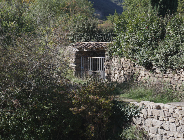 Sud du Parc Rgional des Monts d'Ardche - Cvennes 2021<BR><BR>Mystrieuse grille d'entre sur le GR de pays  Le Cvenol 