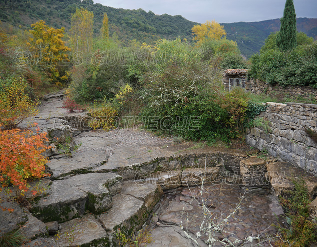 Sud du Parc Rgional des Monts d'Ardche - Cvennes 2021<BR><BR>Sur le GR de pays  Le Cvenol   - Lit d'un petit torrent de montagne et grille d'entre