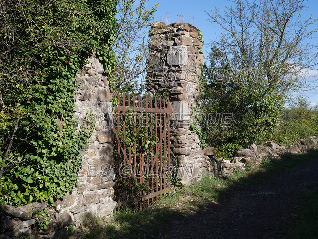 Sud du Parc Rgional des Monts d'Ardche - Cvennes 2021<BR><BR>Mystrieuse grille d'entre dsaffecte sur le GR de pays  Le Cvenol 