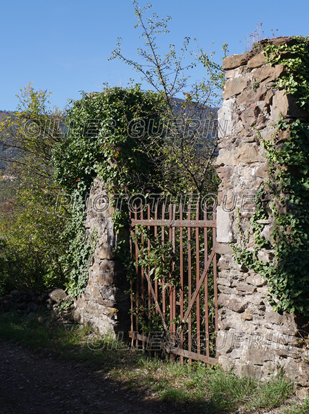 Sud du Parc Rgional des Monts d'Ardche - Cvennes 2021<BR><BR>Mystrieuse grille d'entre dsaffecte sur le GR de pays  Le Cvenol 