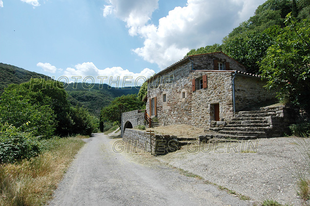 Petite valle verte et maison cvenole traditionnelle restaure en bordure d'un petit village mdival