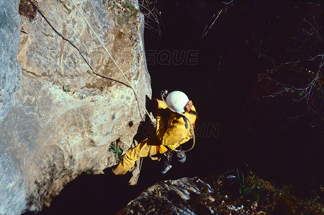 Splologie - Dpart de la descente en rappel dans un gouffre