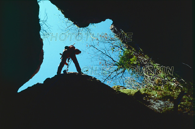 Splologie - Dpart de la descente en rappel d'un gouffre - Vue du dessous