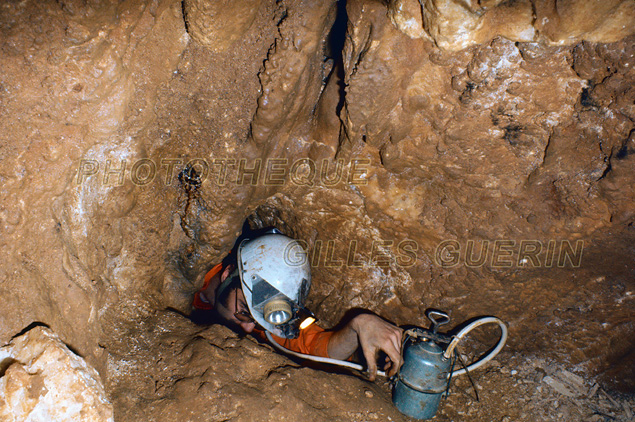 Splologie - Passage d'un boyeau trs troit