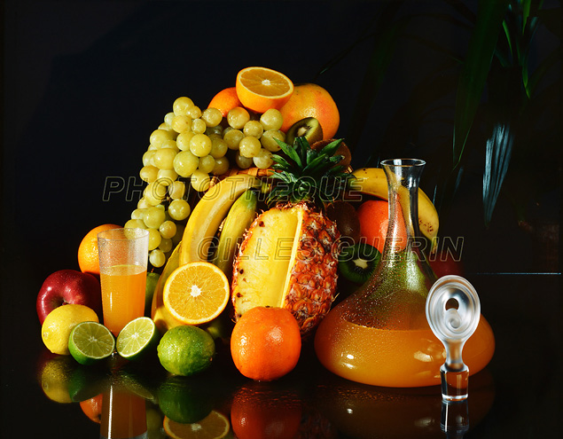 Composition de fruits sur fond noir et plaque noire rflchissante - Effet de fracheur par brumisation 