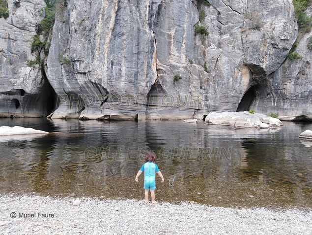 Enfant au bord de l'eau - Il lance des caillous et observe les effets...