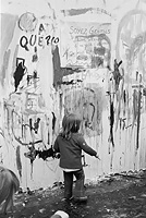 Petite fille devant une palissade peinte par les enfants - 1979