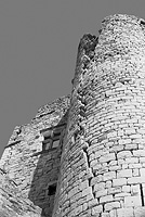 Tour chateau fort en ruine et fenêtre à meneaux