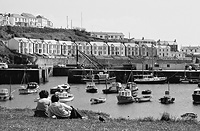 Cornouailles 1980 - Couple regardant le port