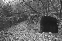 Ancienne voie romaine et vieux lavoir dans les cvennes