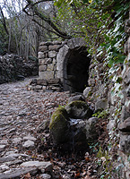 Ancienne voie romaine et vieux lavoir dans les cvennes