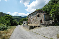 Maison cvenole traditionnelle en bordure d'une petite route