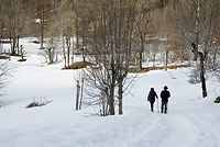 Couple de randonneurs dans un paysage enneigé