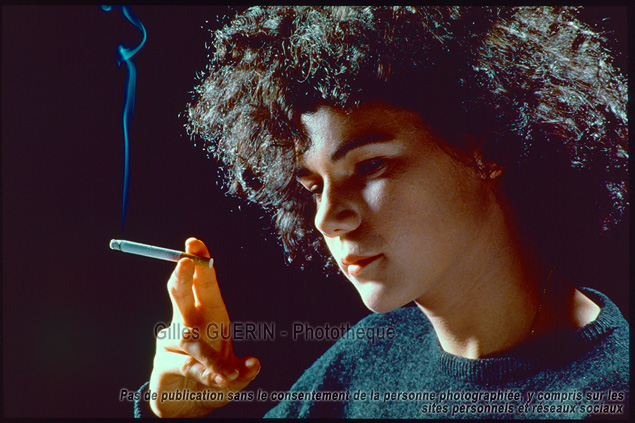 Portrait studio jeune femme avec cigarette