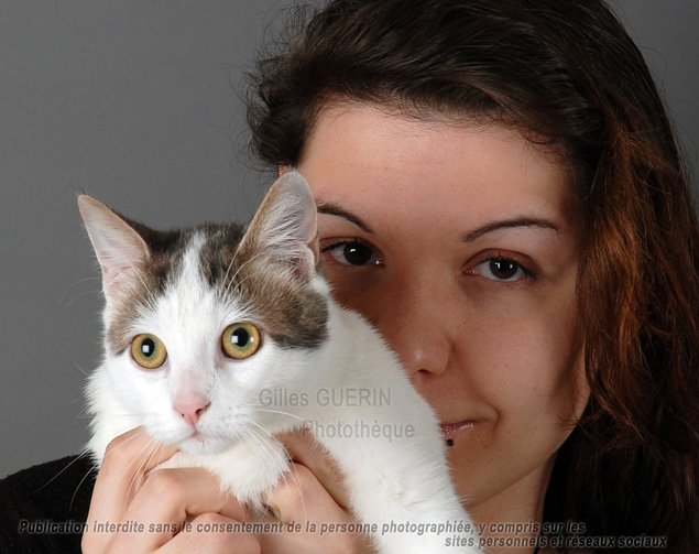 Portrait studio d'une jeune femme avec un chat