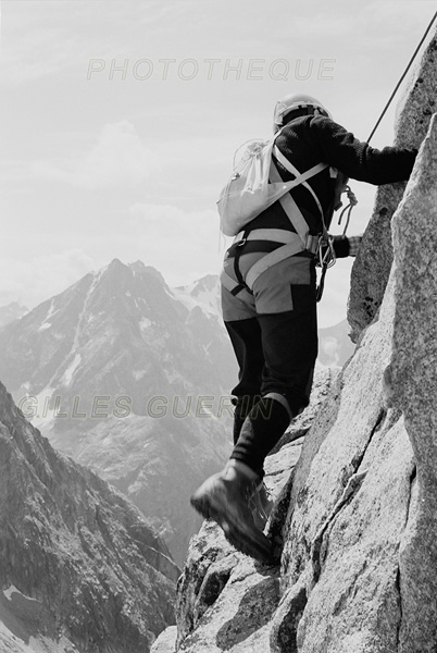 Escalade en haute montage -  Face sud de l'aiguille de la Dibona par la voie Madier - Massif des Ecrins - Alpes franaises - 1980