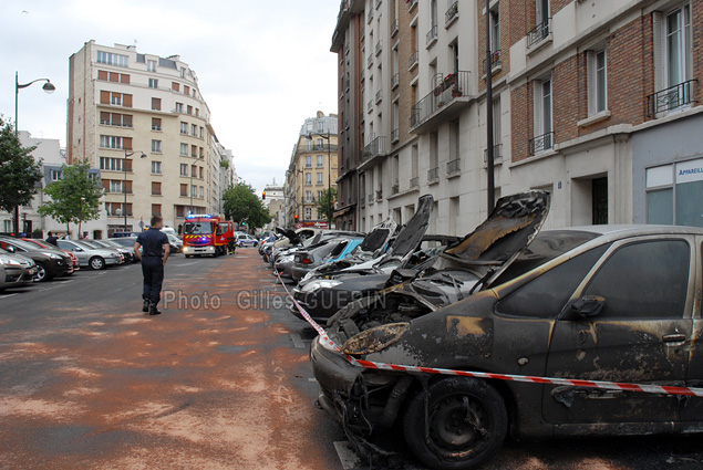 Incendie de voitures sur toute la longueur d'une rue