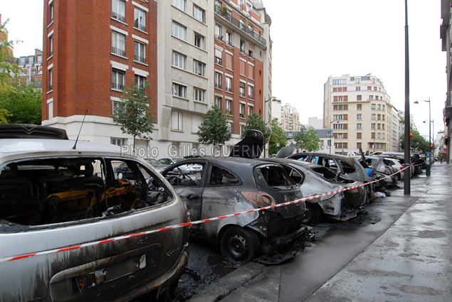 Incendie de voitures sur toute la longueur d'une rue