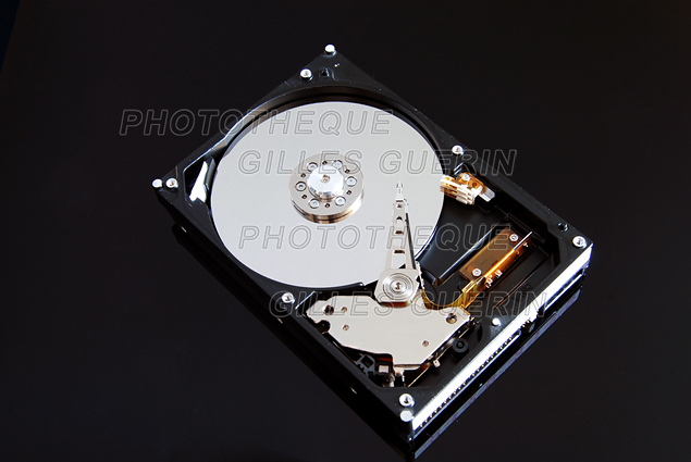 Matriel informatique - Intrieur d'un disque dur -  hard disk  -