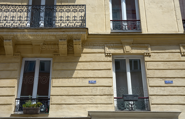 « GAZ A TOUS LES ÉTAGES » et « EAU A TOUS LES ÉTAGES » - Anciennes plaques pour façade d'immeuble...