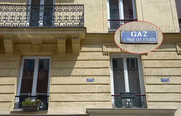 « GAZ A TOUS LES ÉTAGES » et « EAU A TOUS LES ÉTAGES » - Anciennes plaques pour façade d'immeuble...