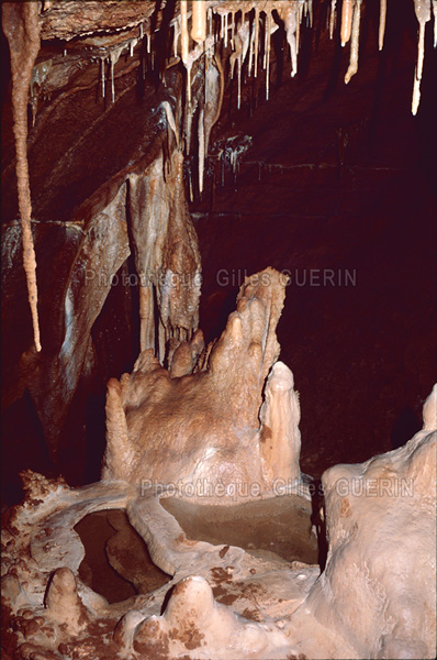 Paysage souterrain - Concrtions - Stalactites  stalagmites et gours - Dpartement du Lot