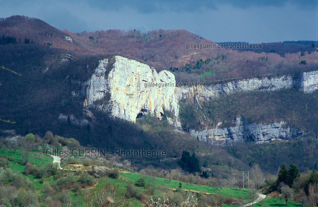 Falaise claire par un rayon de soleil avec ciel d'orage nuageux et sombre