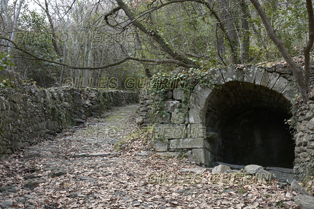 Lavoir ancien et ancienne voie romaine - Parc Naturel Rgional des Monts d'Ardche 