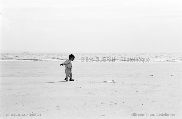 Jeune enfant  la plage