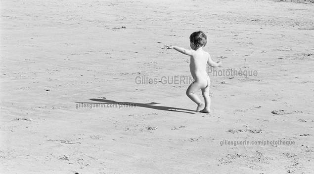 Jeune enfant  la plage