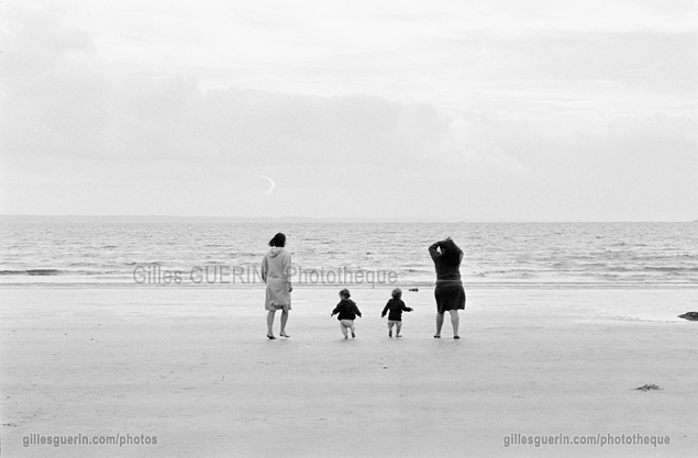 Silhouettes en bord de mer