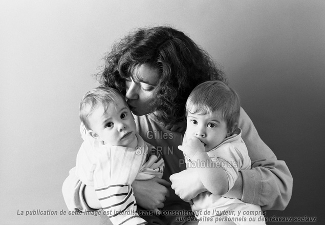 Jeune femme et deux bbs