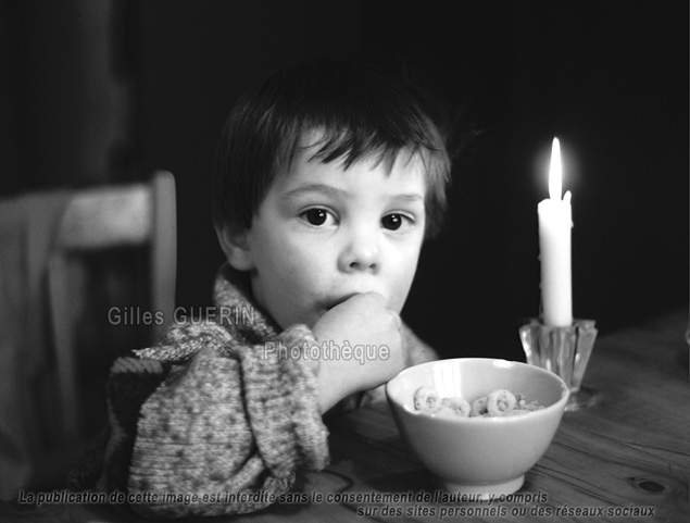 Portrait noir et blanc enfant clair par une bougie