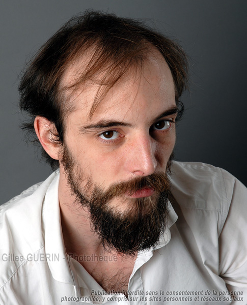 Portrait studio d'un homme jeune