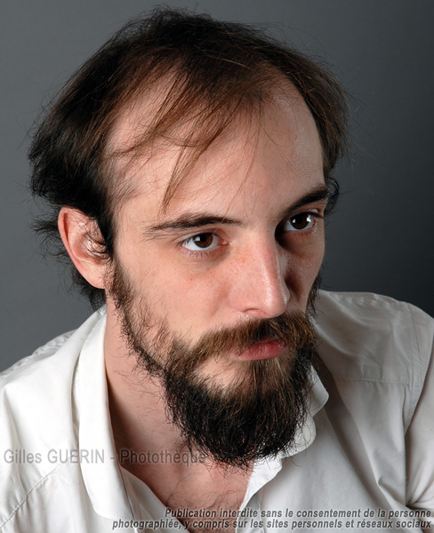 Portrait studio d'un homme jeune