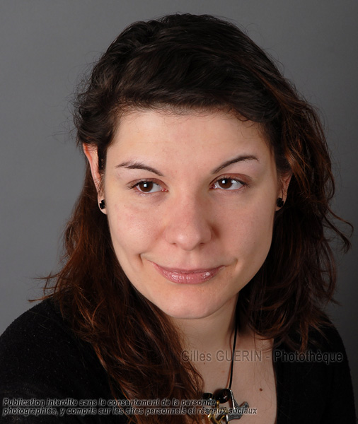 Portrait studio d'une jeune femme