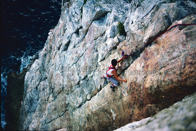 Varappe - Escalade au-dessus de la mer - Voie des Cristaux - Presqu'le de Crozon