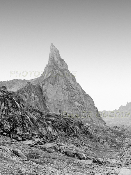 Escalade en haute montage -  Face sud de l'aiguille de la Dibona par la voie Madier - Massif des Ecrins - Alpes franaises - 1980