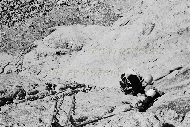 Escalade en haute montage -  Face sud de l'aiguille de la Dibona par la voie Madier - Massif des Ecrins - Alpes franaises - 1980