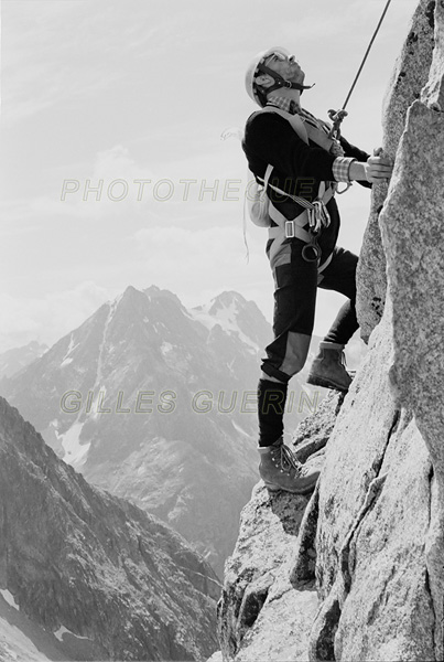 Escalade en haute montage -  Face sud de l'aiguille de la Dibona par la voie Madier - Massif des Ecrins - Alpes franaises - 1980