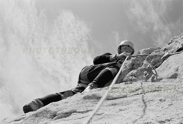 Escalade en haute montage -  Face sud de l'aiguille de la Dibona par la voie Madier - Massif des Ecrins - Alpes franaises - 1980