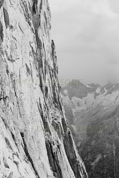 Escalade en haute montage -  Face sud de l'aiguille de la Dibona par la voie Madier - Massif des Ecrins - Alpes franaises - 1980