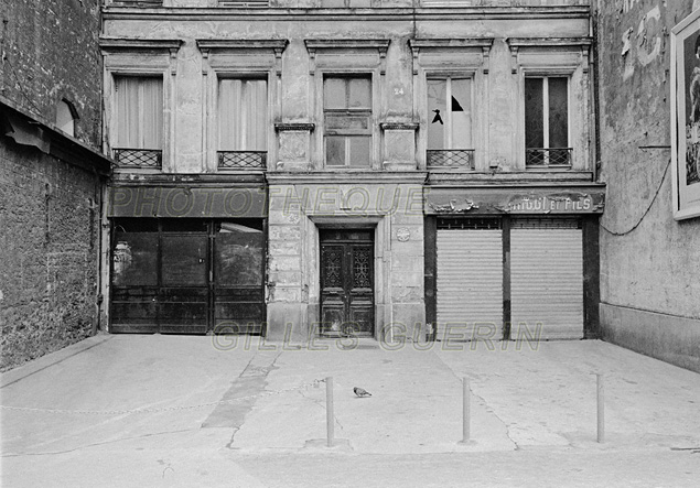 Faade d'immeuble dlabre  pour dmolition - Paris 1974