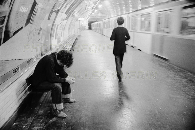 Jeune homme dprim sur un quai de station du mtro parisien