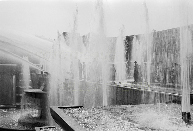 Baignade dans les Fontaines du Trocadro pendant canicule de  1975  Paris