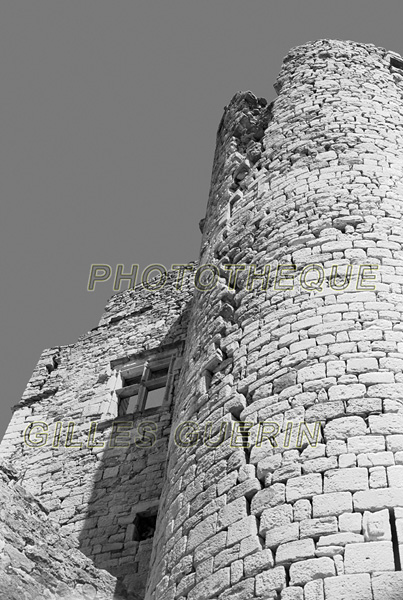 Tour d'un chateau fort en ruine et fentre  meneaux
