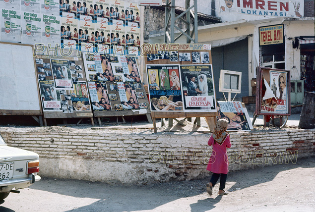 Turquie 1973 - Istanbul - Petite fille voile et affiches rotiques